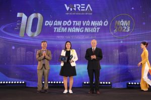 Đại diện Tập đoàn Bcons - Bà Phạm Thị Phương Thảo nhận giải thưởng Đại diện Tập đoàn Bcons - Bà Phạm Thị Phương Thảo nhận giải thưởng